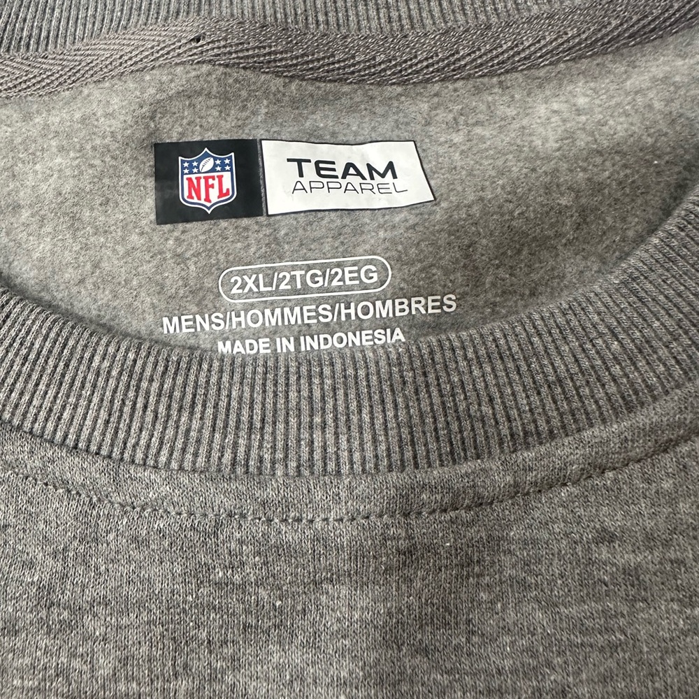 Tampa Bay Buccaneers Men’s Crewneck (2XL) Retails For $75 - Picture 8 of 10